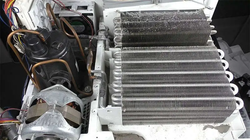 Gruppo condensatore motore asciugatrice.