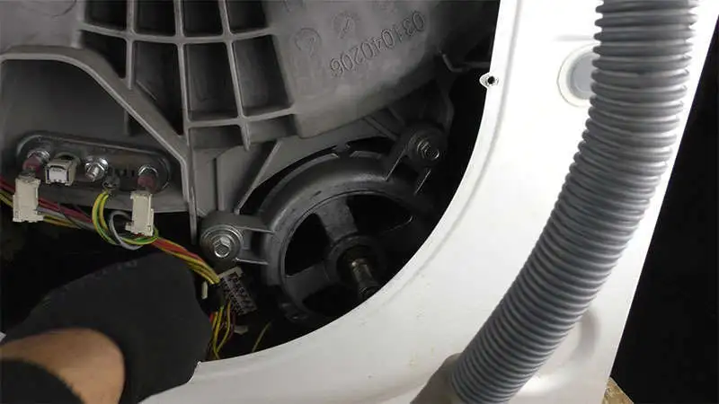 Estrazione connettore motore lavatrice.