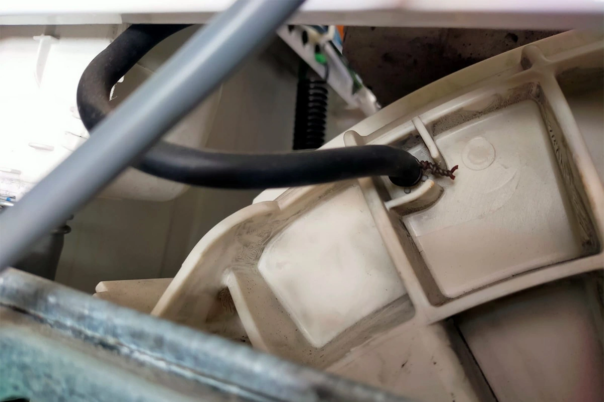 dove si attacca tubetto camera troppo pieno lavatrice whirlpooll