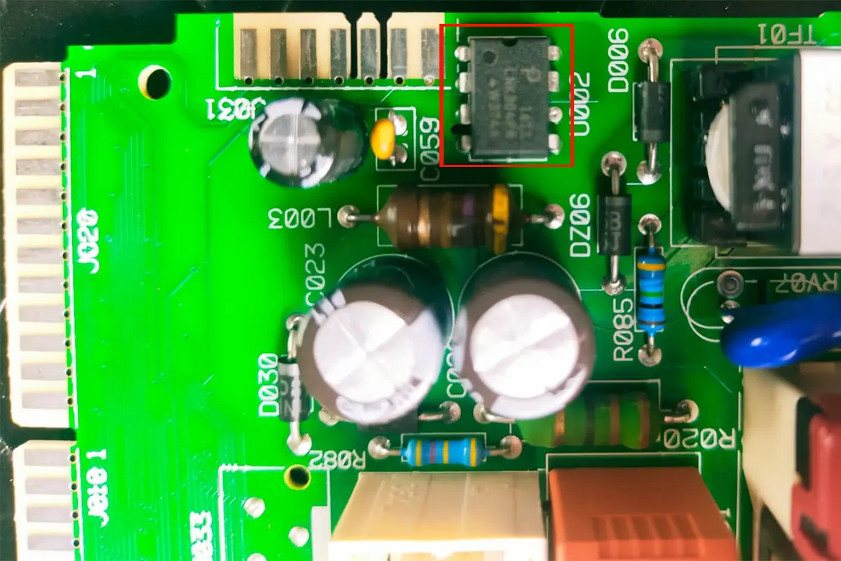 eeprom scheda elettronica.webp