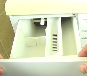 Come estrarre il cassetto del detersivo della lavatrice
