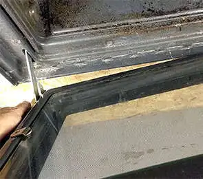 Fissare la cerniera del forno da incasso sganciata