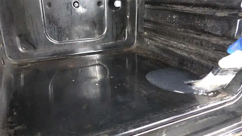 spargimento gel per pulizia forno incrostato