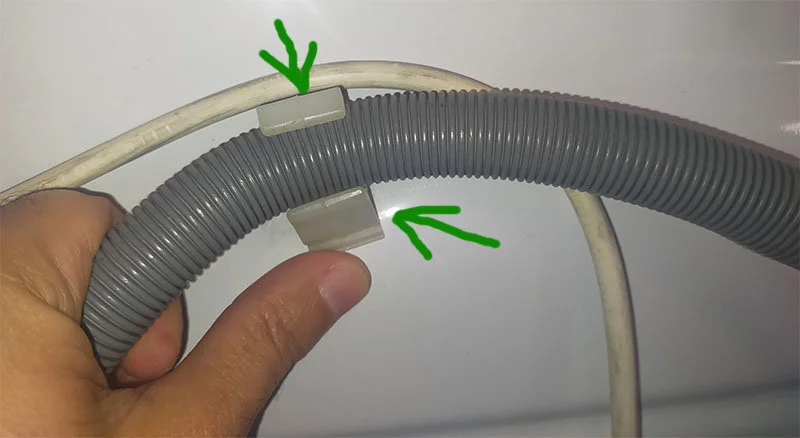 sostituire tubo scarico lavatrice step 2 sganciare tubo di scarico