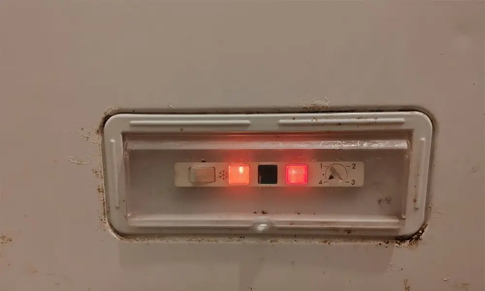 spia arancione congelatore accesa