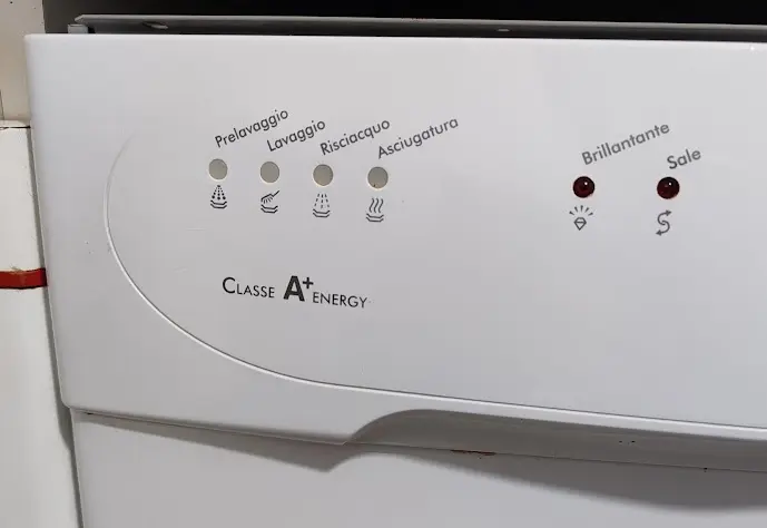 spie lavastoviglie zerowatt accese