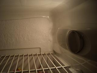 ghiaccio sulla parete del frigo